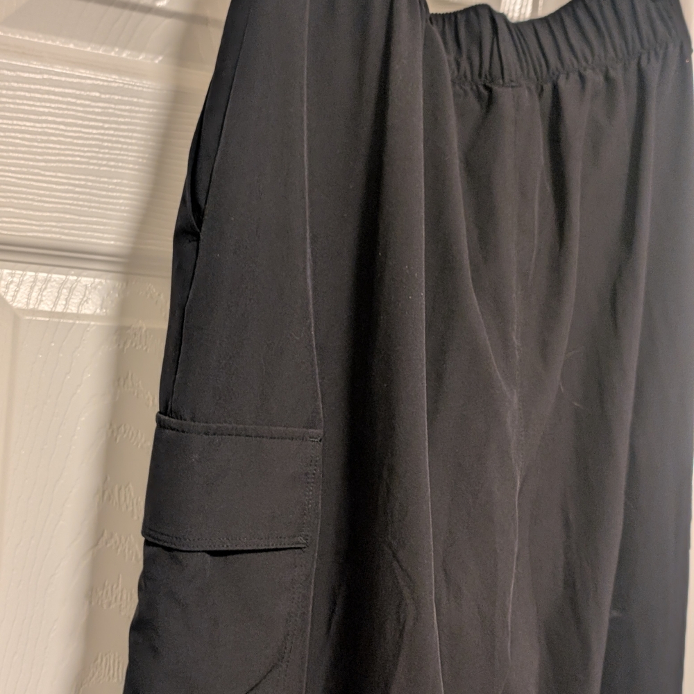 GAP Fit High-rise Runaround Cargo Joggers. Women's. Size Small. Black. - Picture 3 of 8